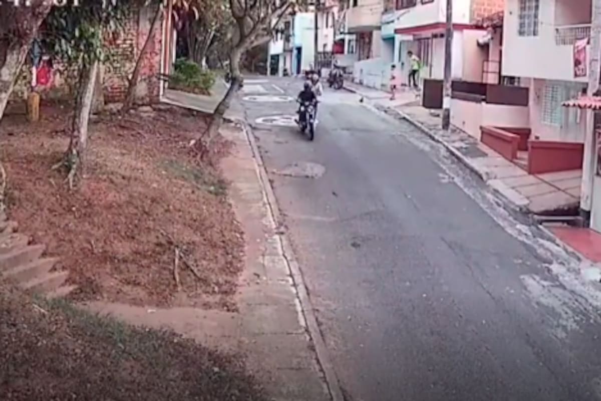 ¡Indignante! Sujetos en moto atracan a dos niños, en la vía pública
