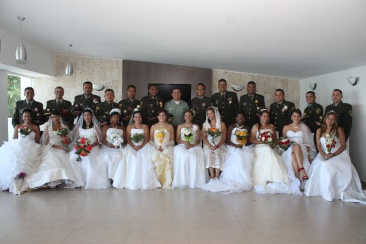 Trece policías contrajeron nupcias en una ceremonia colectiva.