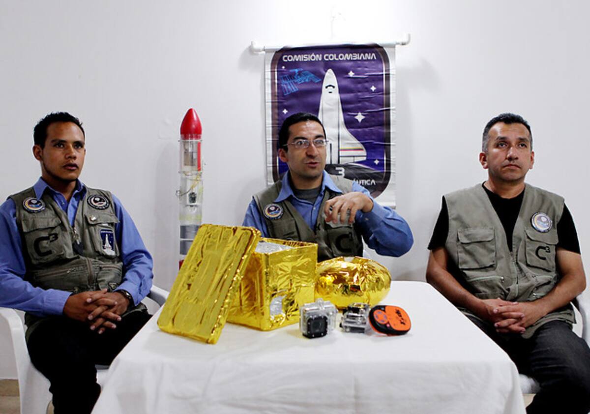 Integrantes de la Comisión Colombiana de Cohetería y Astronáutica (Fundación C3) Christián Alejandro Páez (i), José Manuel Bautista (c) y Jairo Andrés Chávez (d) COLPRENSA