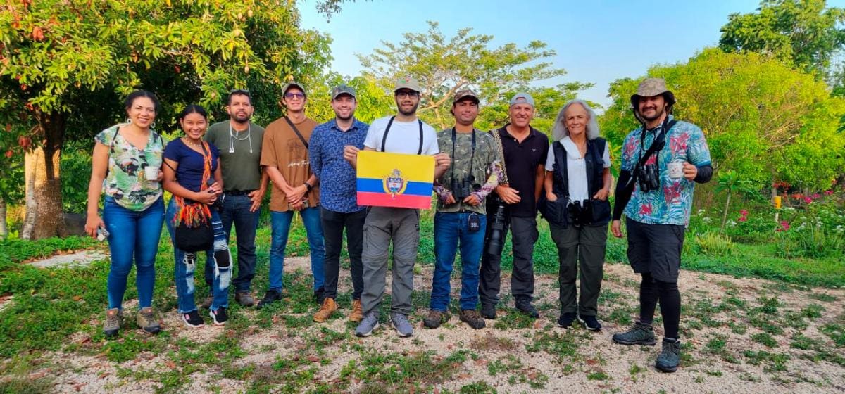 Los participantes de la jornada con la bandera de Colombia. Foto para el registro global. // Cortesía