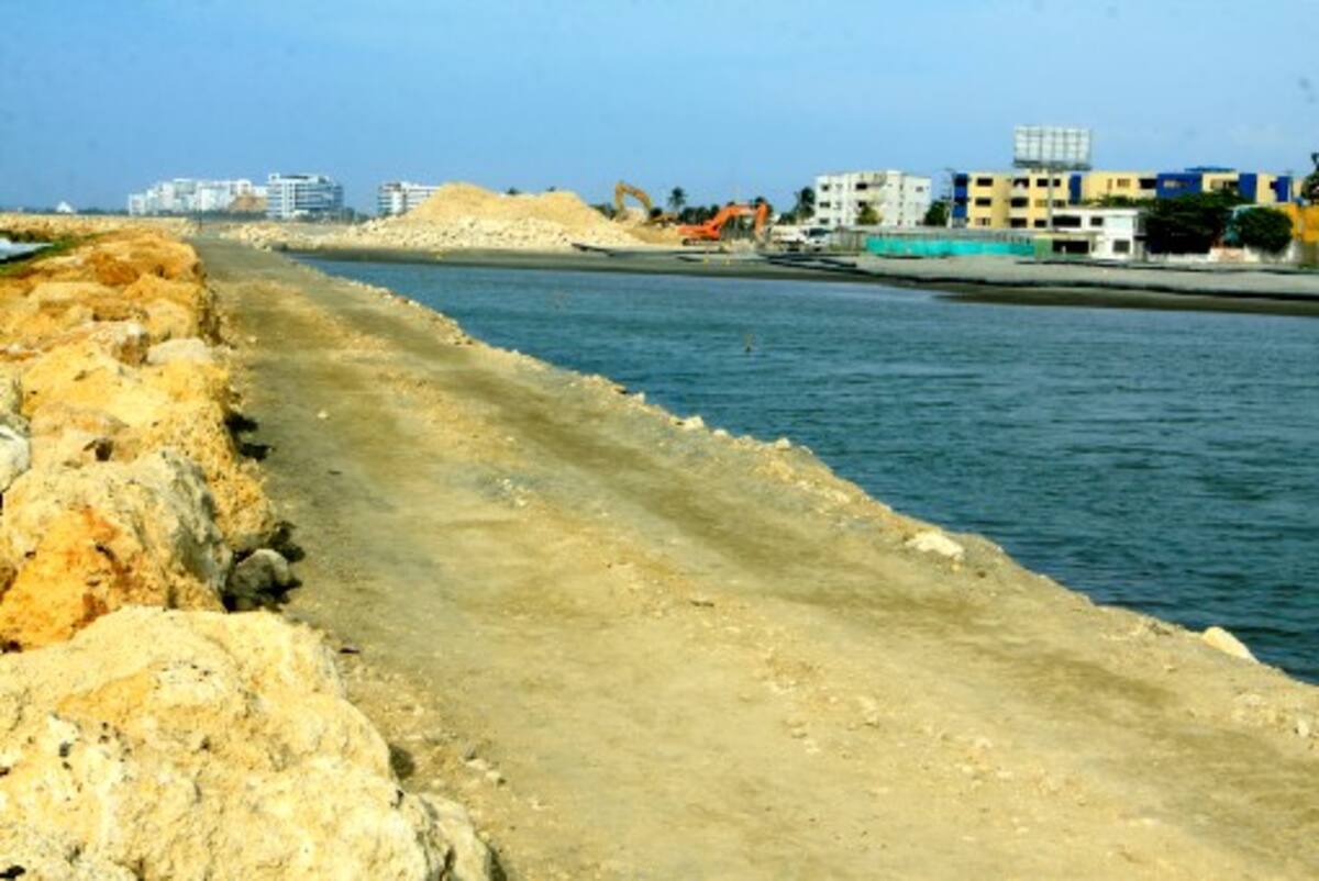 Se han hecho 870 metros del muro de protección margi-nal, frente a Crespo, construido con rocas grandes, para crear un área de relleno donde se construirá el malecón y túnel vial. Julio Castaño