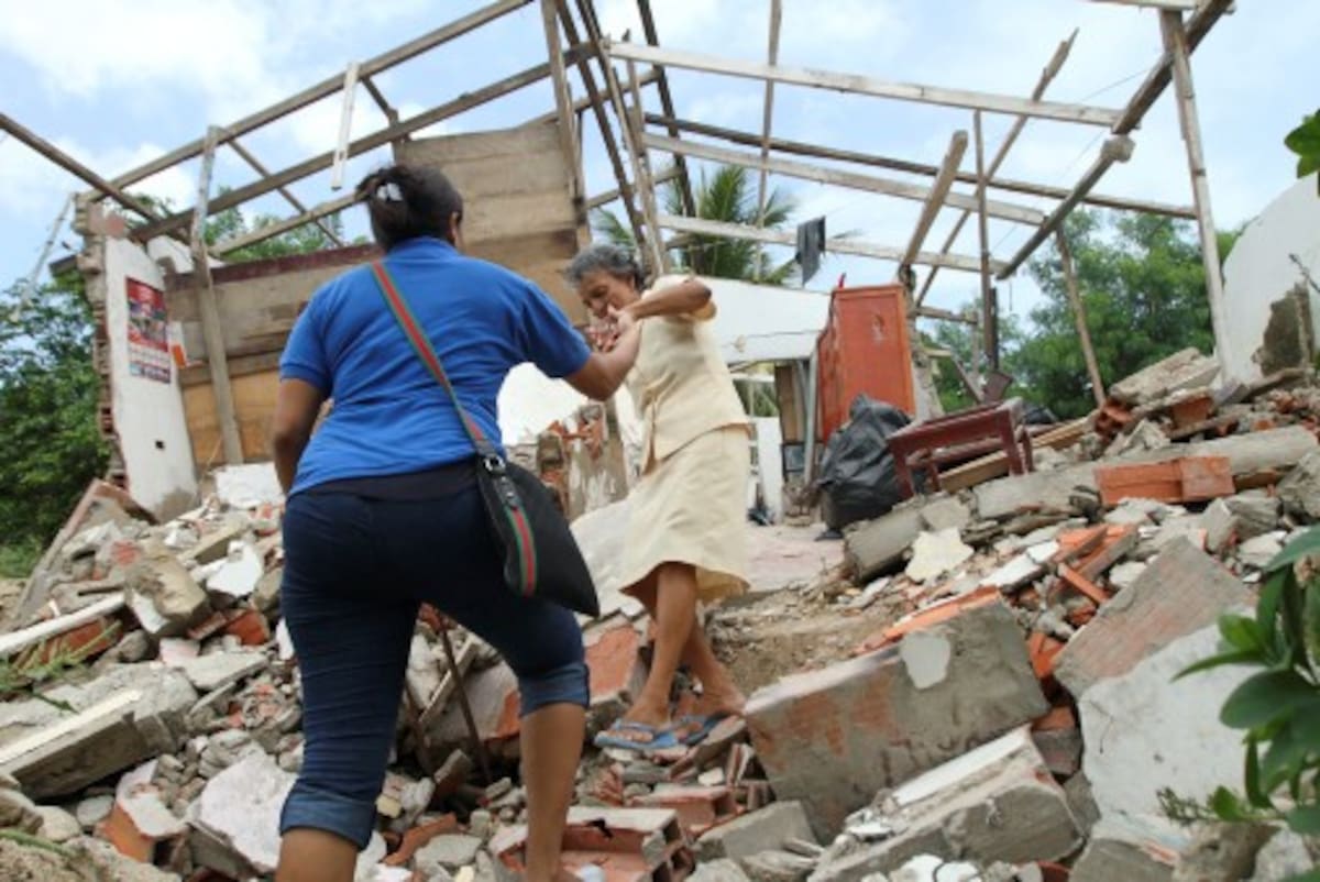 Elvira Palomino, de 71 años, no puede contener el llanto al ver su casa en el suelo debido a esta falla geológica. AROLDO MESTRE - EL UNIVERSAL