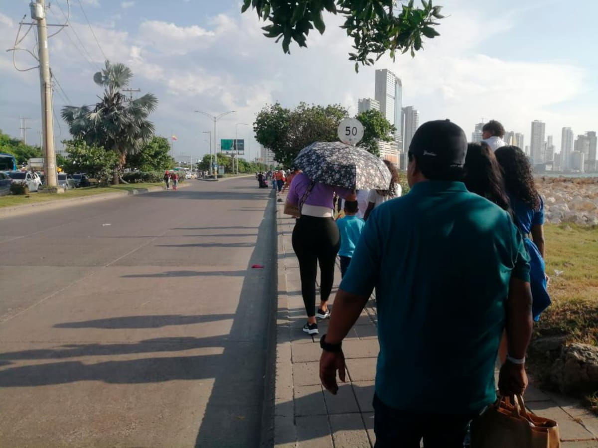 Muchos ciudadanos hicieron su recorrido a pie debido a los trancones en las vías de Cartagena. //Óscar Díaz - EU
