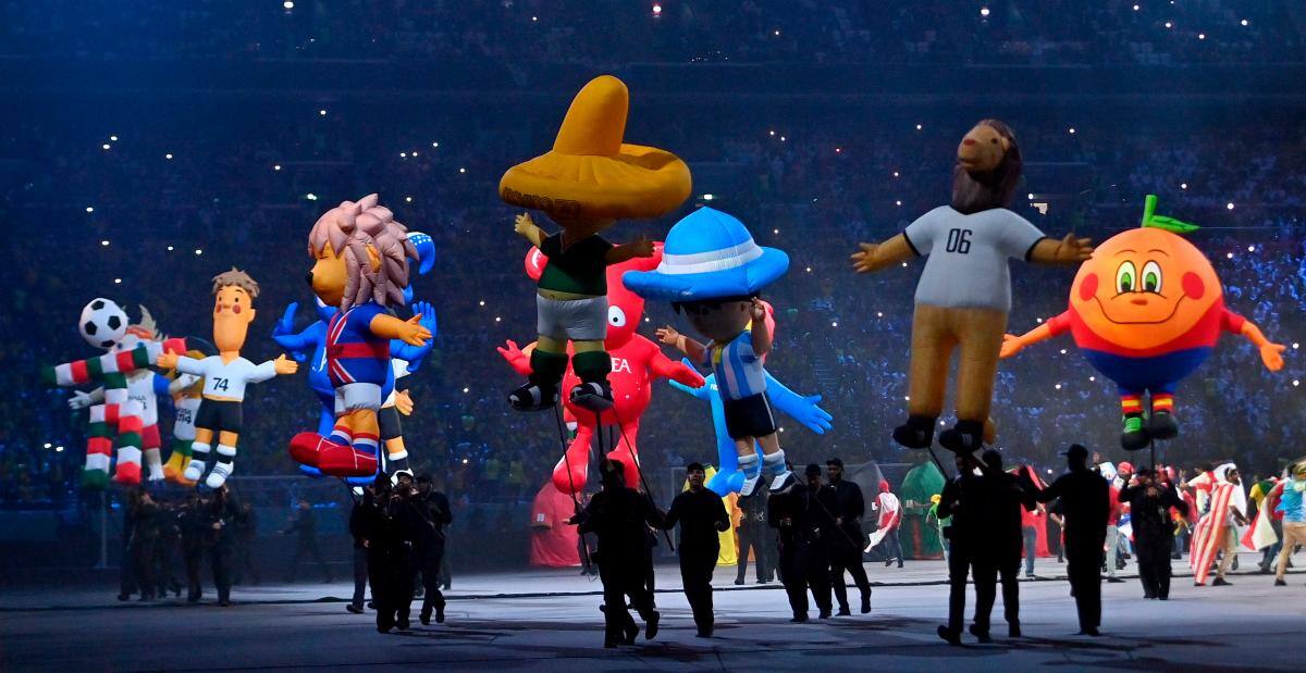 Los actores actúan durante la Ceremonia de Apertura previa al partido inaugural. Aquí con los colores de los equipos que identifican a cada país. //EFE