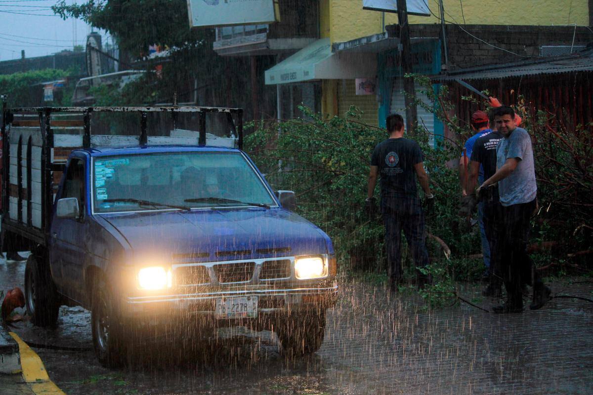 Tres muertos tras el paso del huracán Roslyn en el occidente de México