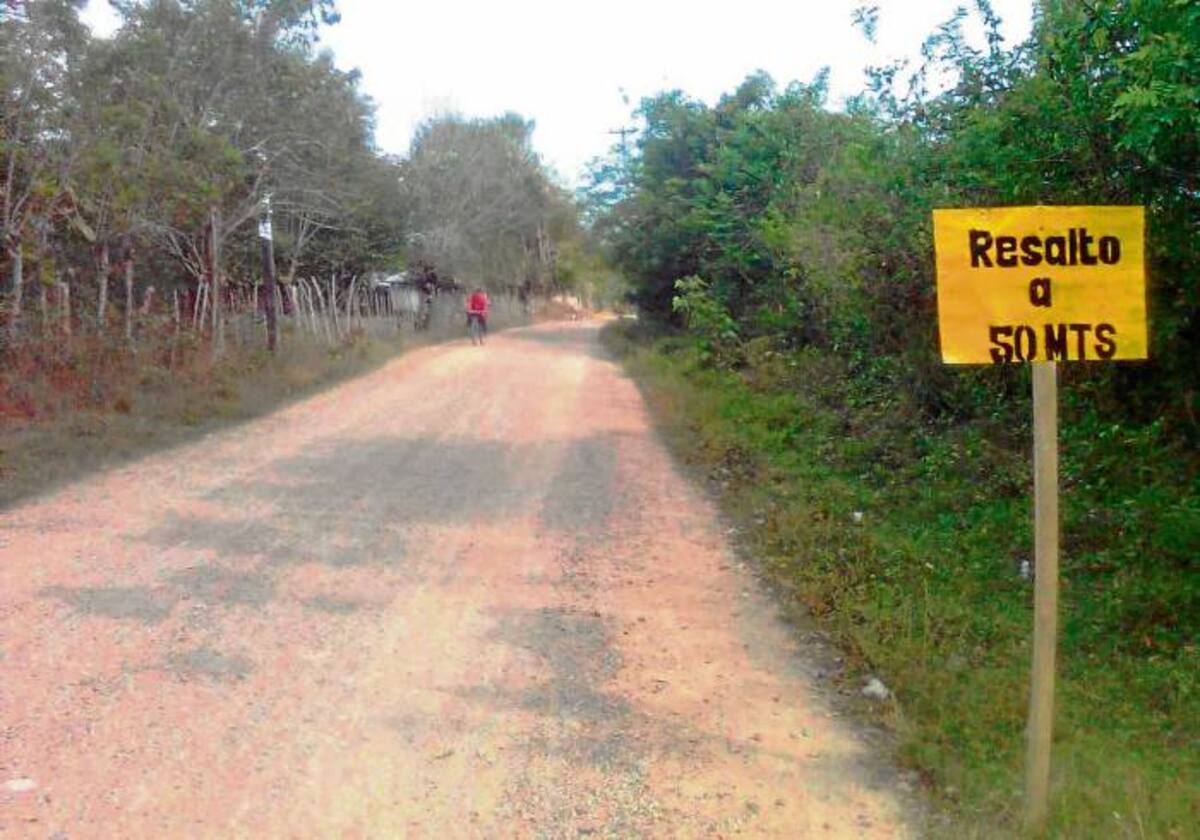 Polémica por resaltos en vía rural de Ciénaga de Oro.