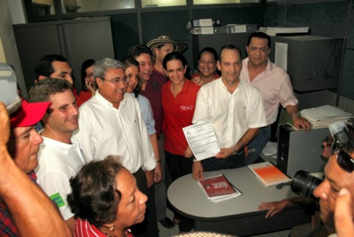 Acompañaron al candidato Víctor Raúl Oyola el ex alcalde León Fidel Ojeda, la senadora Arlet Casado, la senadora Nora García y el diputado Orlando Benítez entre otros.