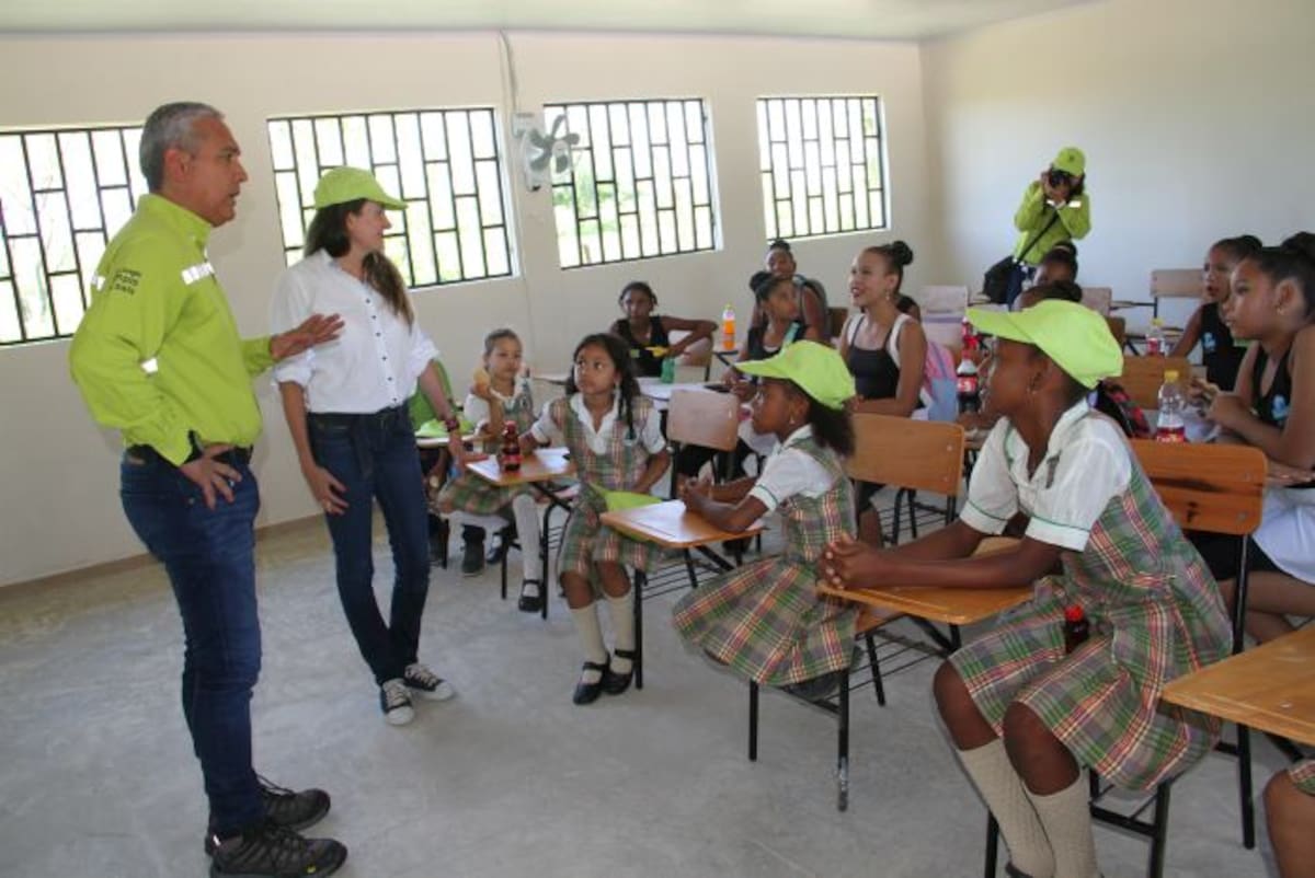 Dentro de las obras que se ejecutaron están la construcción del piso para el acceso a las aulas de clase y de la placa de la cancha, pintura de las fachadas, mantenimiento de cubierta, etc. Zenia Valdelamar - EU