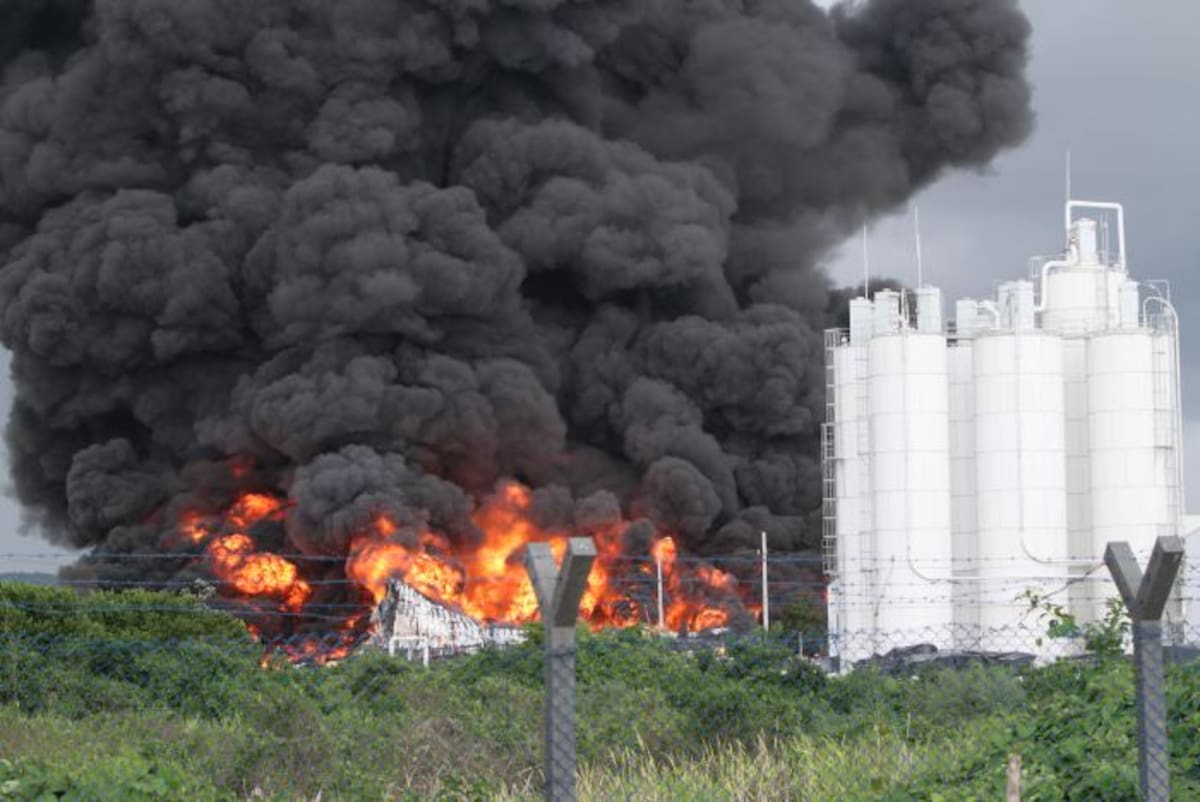 Para atender la emergencia y evitar que el fuego se propagara hacia otras bodegas y empresas, necesitaron utilizar todas las máquinas del Cuerpo de Bomberos de Cartagena. Foto: Zenia Valdelamar