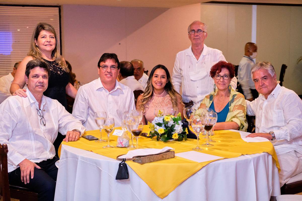 De pie: Diana Cortés y José Antonio Emiliani. Sentados: Rodrigo de Vivero, Mauricio Guerrero, Nathalie Gómez, Elizabeth Arboleda y Gabriel Gómez.