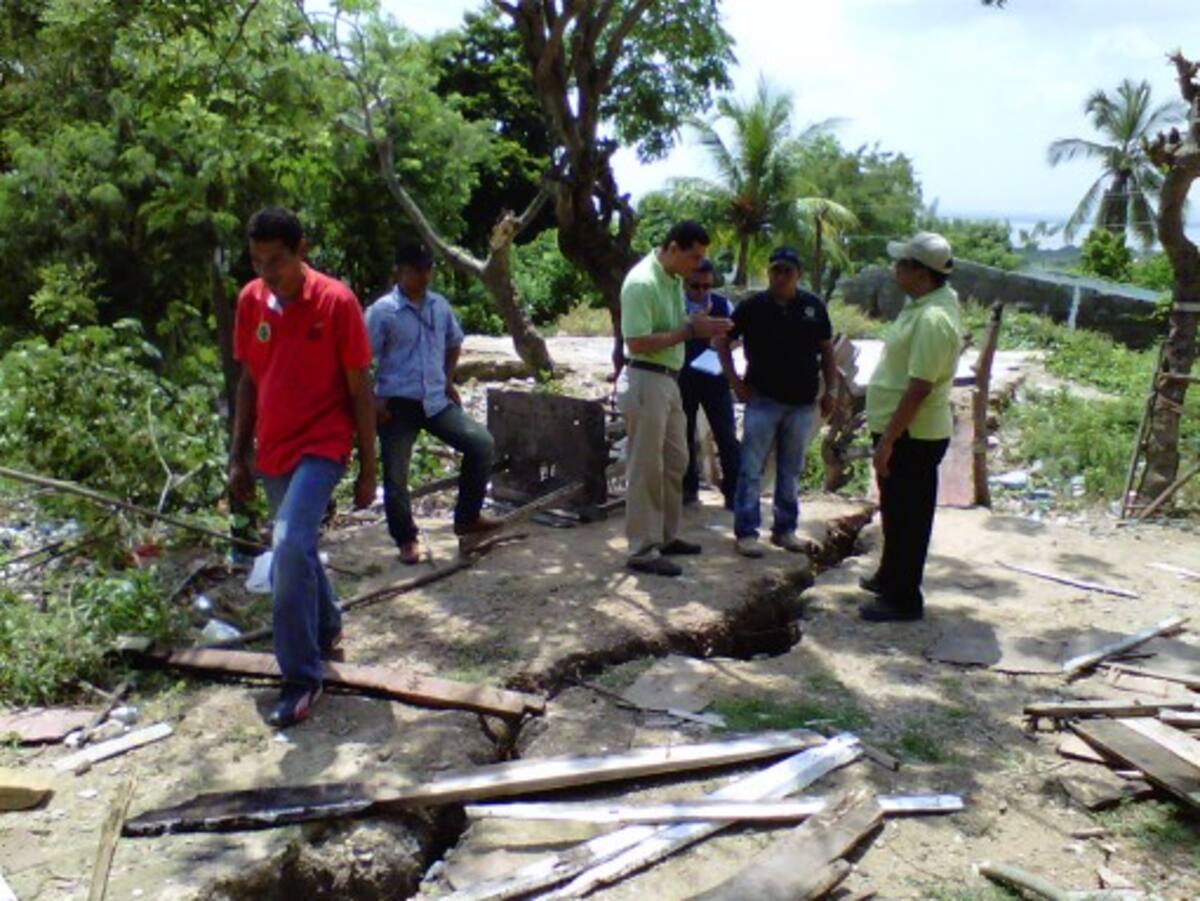 Con ayuda del Gobierno Distrital, decenas de familias son evacuadas de sus casas para llevarlas a sitios seguros. ANÍBAL THERÁN-EL UNIVERSAL