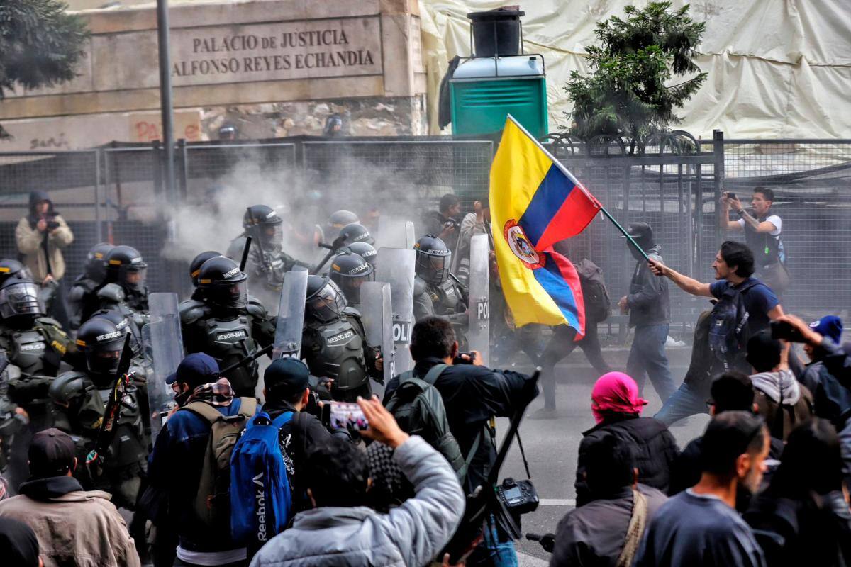 Manifestantes contra uniformados. //Colprensa