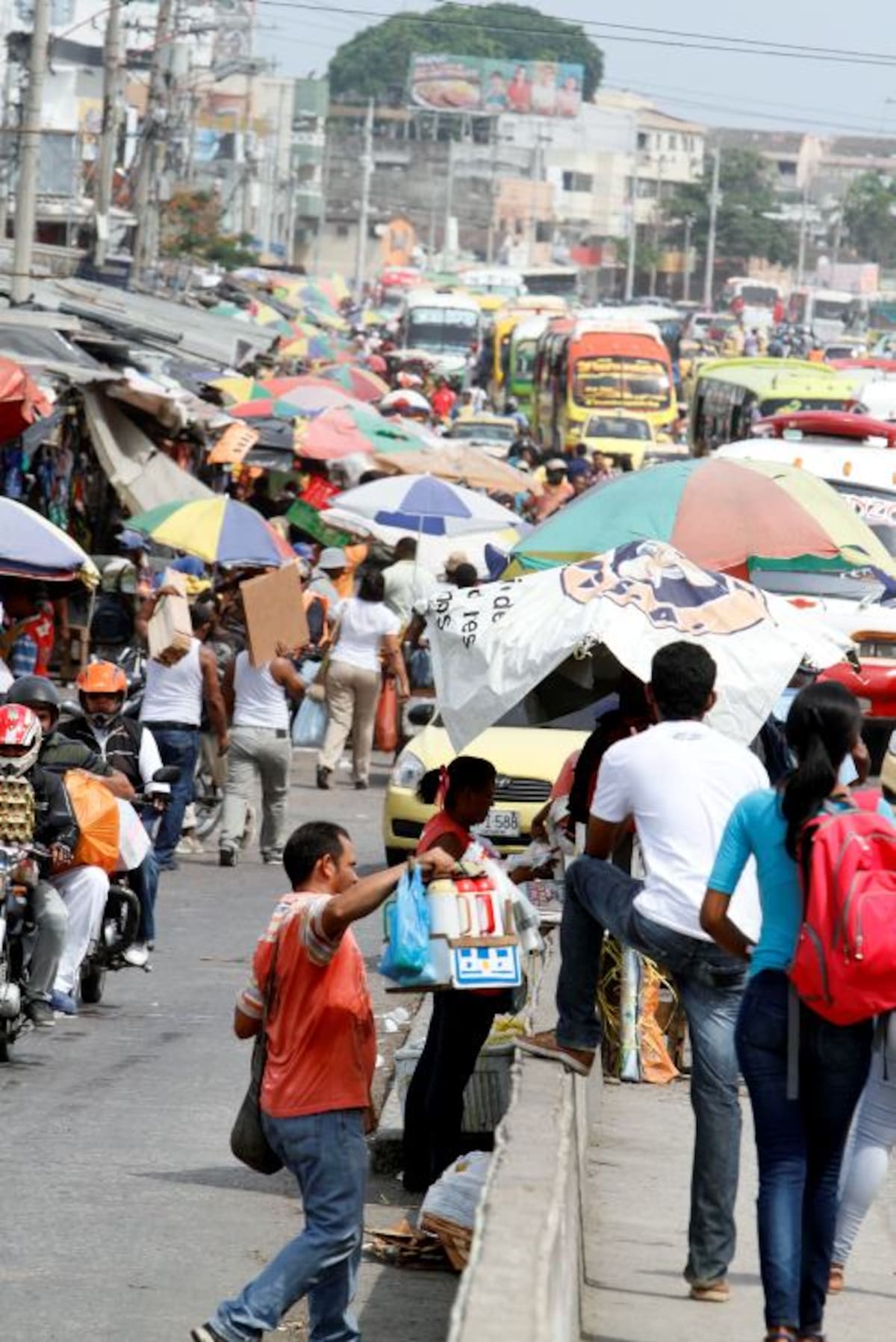 La mayoría de los vendedores informales en la zona están a la espera de una reconvención económica para poder salir del sitio. Julio Castaño