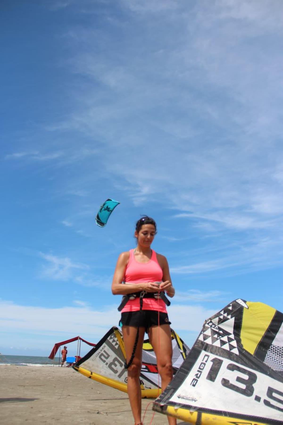 El kitesurf es una modalidad deportiva que se realiza en el mar, sobre una tabla y que consiste en deslizarse con una cometa, realizando saltos sobre las olas. LUIS C. PRADO - EL UNIVERSAL