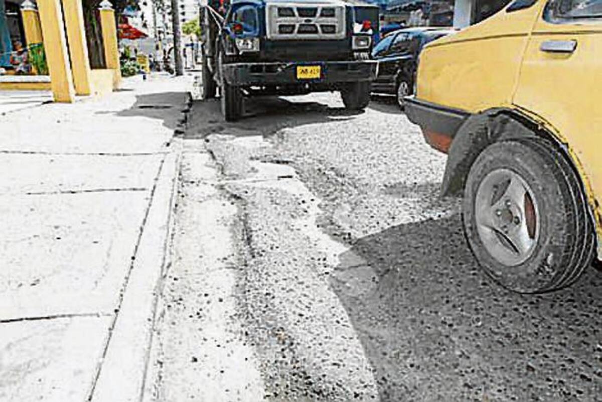Parece incierta la anunciada reconstrucción de la Avenida de la Asamblea, en Manga. JULIO CASTAÑO-EL UNIVERSAL