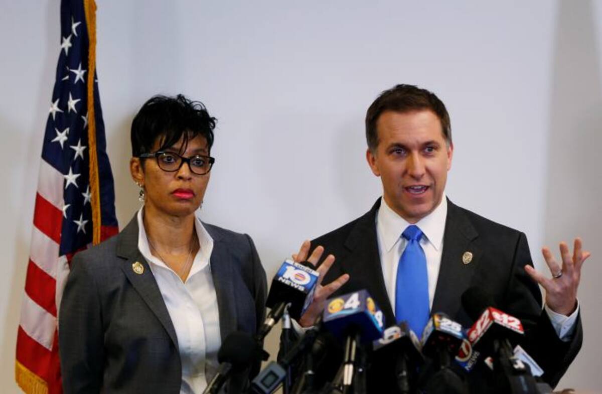 El Fiscal Estatal del Condado de Palm Beach, David Aronberg,entregando conferencia de prensa para anunciar la noticia. //AP Wilfredo Lee.