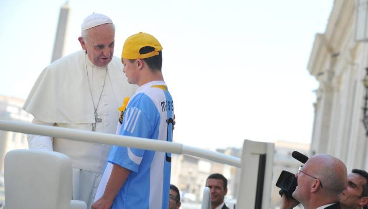 El muchacho llegó ataviado con una camiseta de la selección argentina y marcada con el número 10 de Messi. AFP