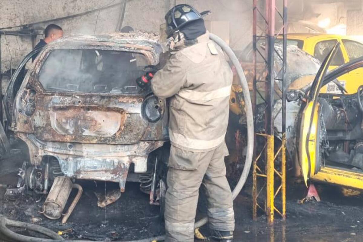 ¡Tremendo susto! 4 taxis afectados por incendio en taller de El Líbano