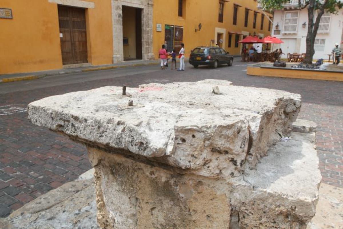 Pedestal donde estuvo la farola. A este también hay que restaurarlo. ARCHIVO