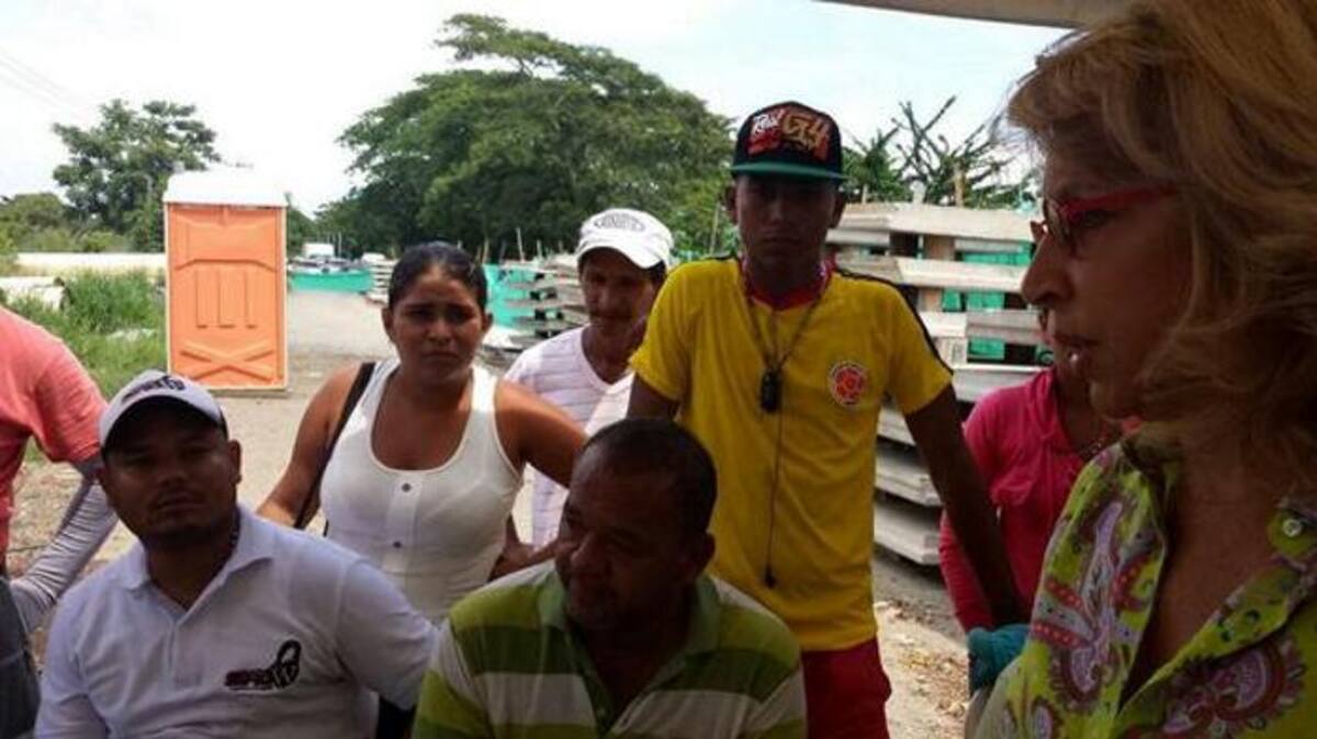 Cecilia Álvarez-Correa, ministra de Transportes, junto a los familiares del obrero fallecido bajo los escombros del puente derrumbado en Montería. EL UNIVERSAL