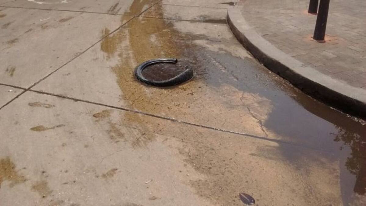 Estas fueron algunas de las tapas de alcantarillas y tapas de concreto que encontró la Secretaría de Infraestructura en mal estado durante un recorrido por el Centro. Cortesía