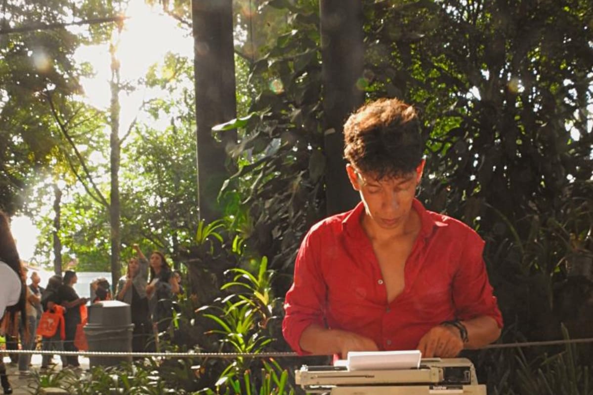 Santiago Vargas, el joven paisa que vive de vender poemas en la calle