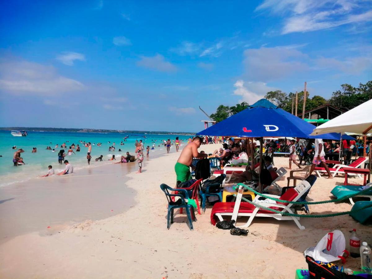 El aforo permitido en Playa Blanca, en época de pandemia es de 1.400 personas, 1000 bañistas y 400 operadores turísticos (vendedores, restauranteros, etc) Foto: Óscar Díaz - El Universal