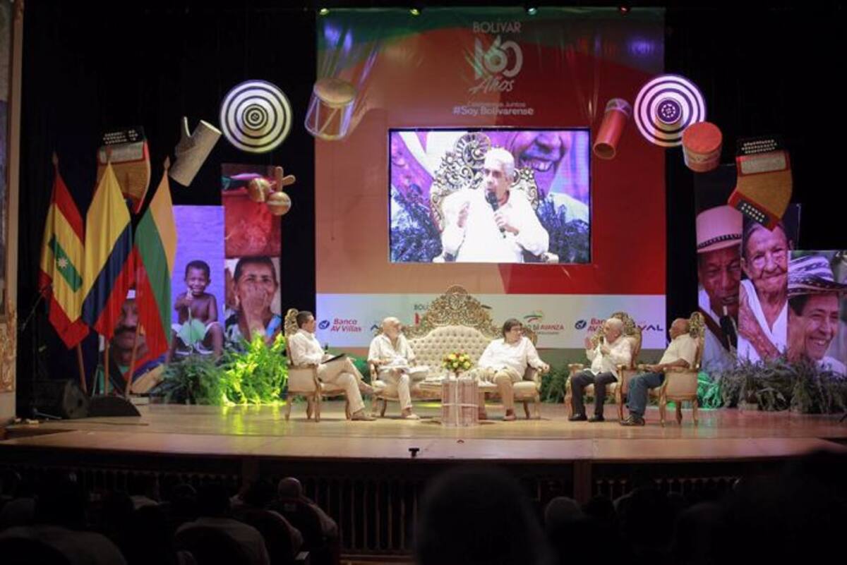 El gobernador Dumek Turbay, como moderador y los panelistas Juan Gossaín, Jaime Abello Banfi, Darío Morón y Moisés Álvarez, durante el panel sobre la celebración de los 160 años de Bolívar. Kailline Giraldo