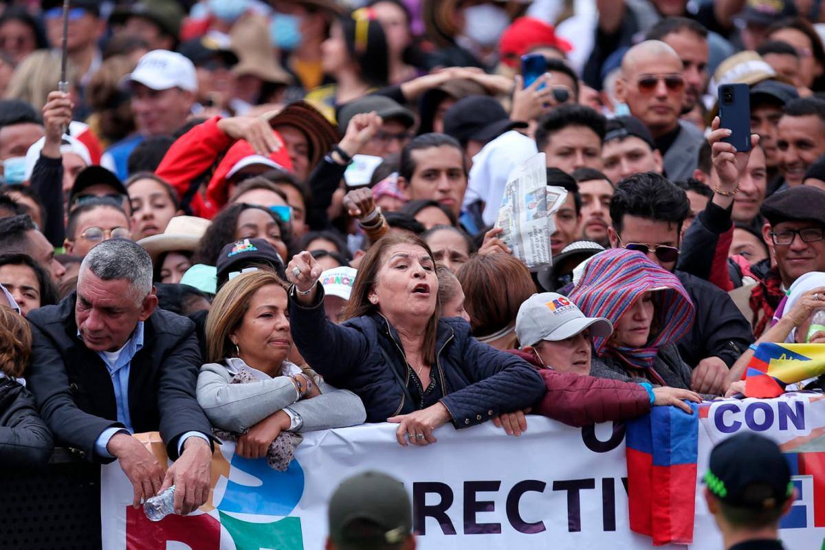 Miles de ciudadanos ocupan el centro de Bogotá: celebran llegada de Petro