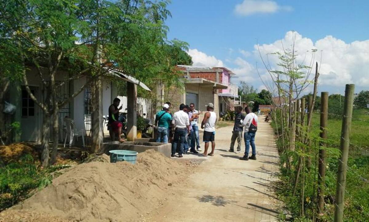 La vía de acceso que fue construida para la urbanización ha sido invadida por un grupo de 9 familias. Cortesía.