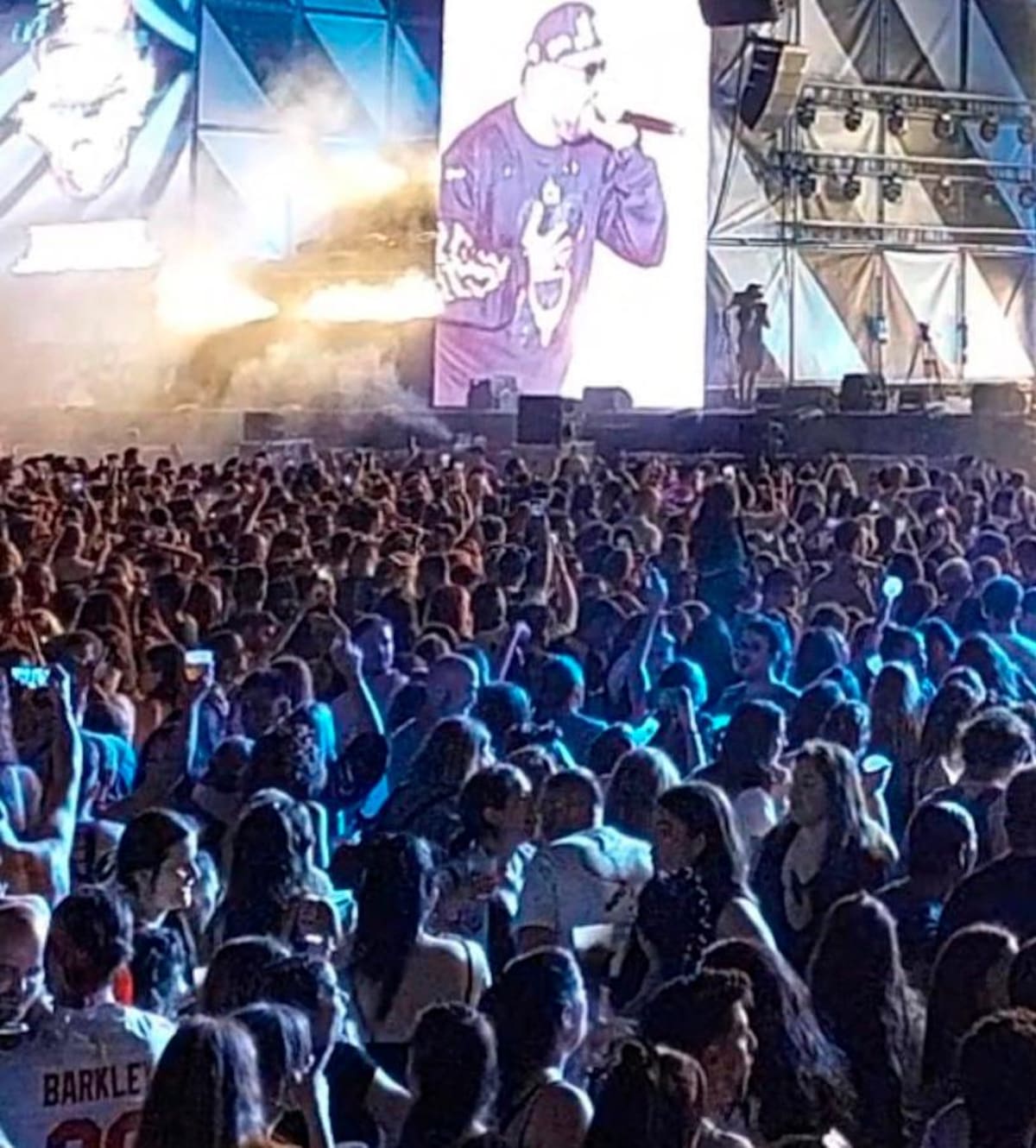 En su primera visita a Valencia (España), más de 15 mil personas corearon sus canciones.