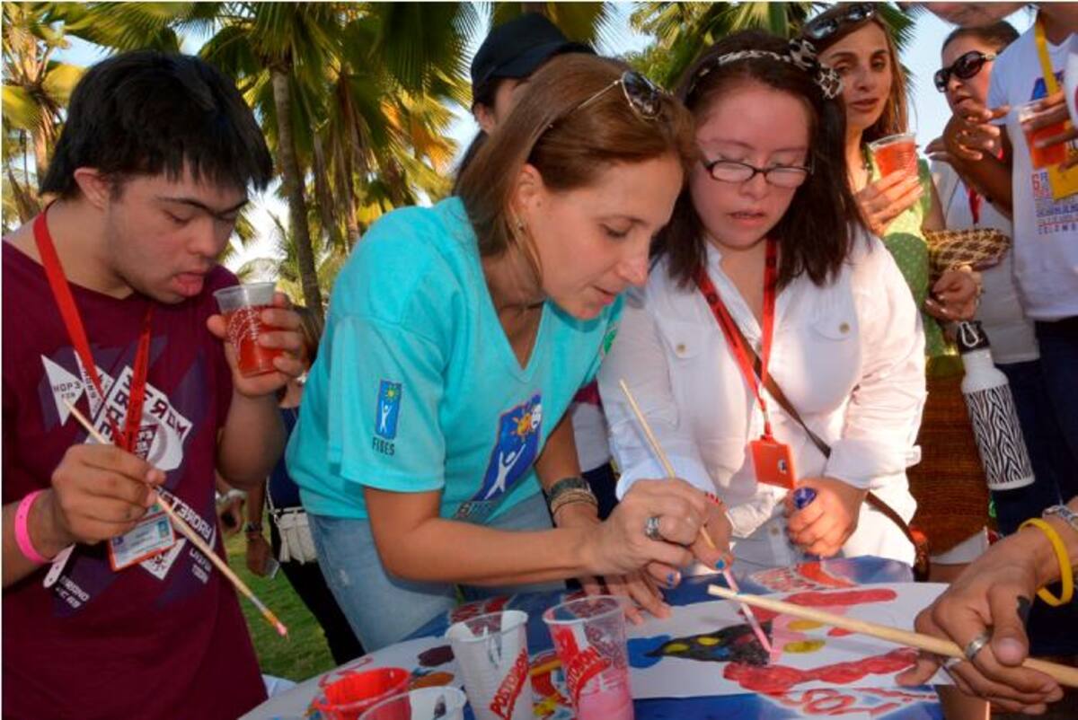María Victoria Donado de Vélez compartiendo con los niños que participaron en la jornada. CORTESÍA