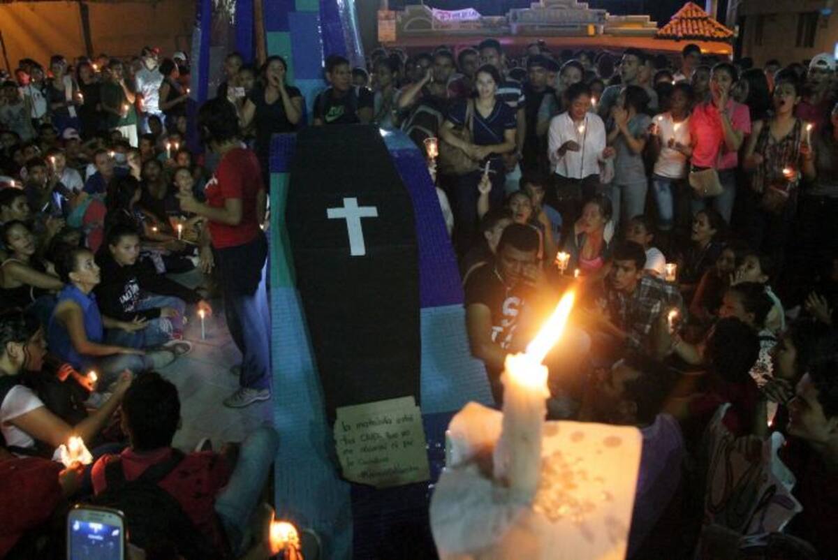Los estudiantes culminaron la marcha nocturna en el monumento “Flor del Bonche”. MANUEL SANTIAGO PÉRFEZ/EL UNIVERSAL