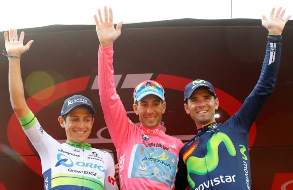 Chaves en el podio del Giro de Italia. AFP