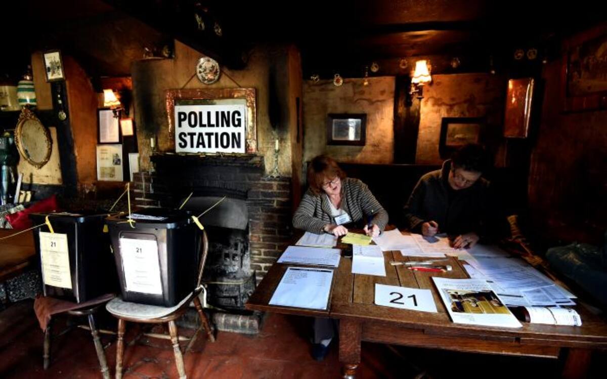 Los conservadores podrían repetir su coalición con los demoliberales, que ganaron 10, según este sondeo que confirmó el gran ascenso nacionalista en Escocia. AP Andrew Matthews