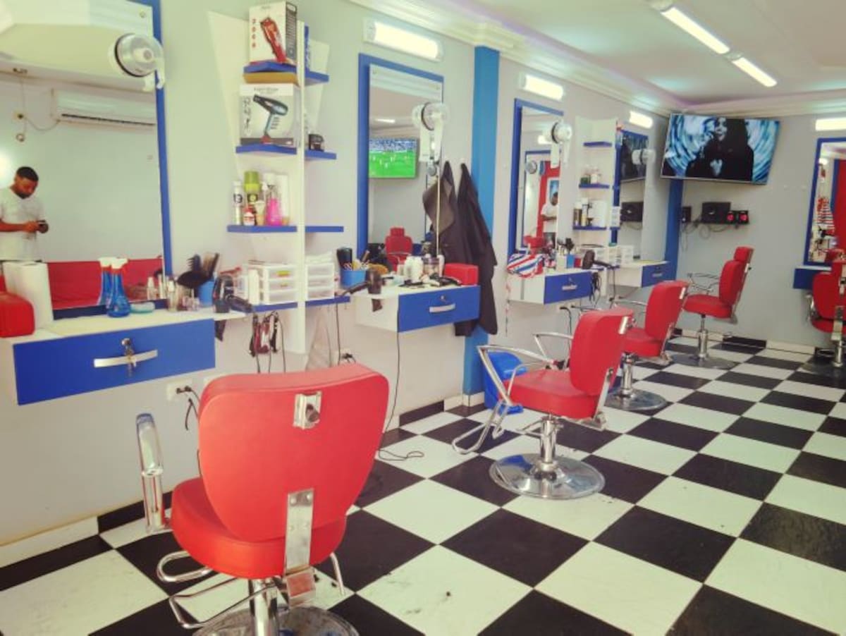 Barbería Urbana De Cartagena. Se ubica en el barrio San Pedro. Es una barbería con un ambiente acogedor, que contrasta lo clásico con lo urbano. SHARIK ESTRADA