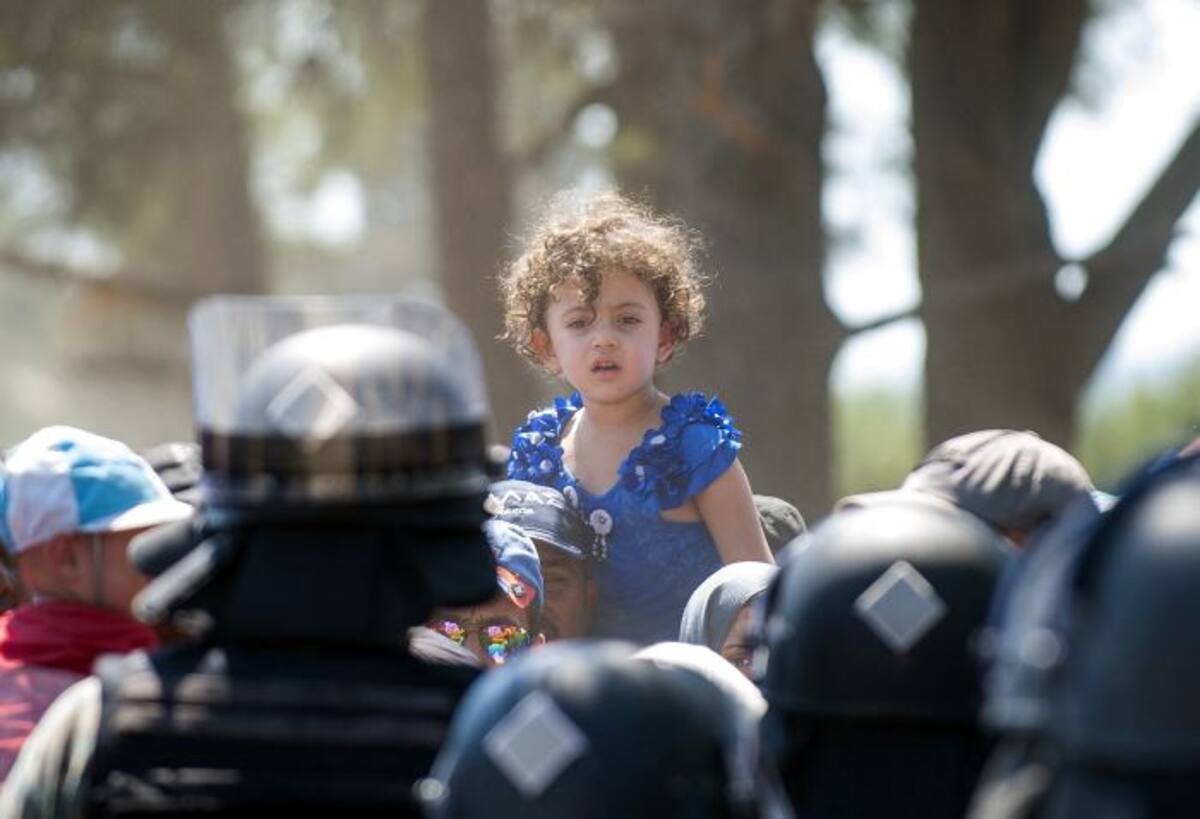 Inmigrantes intentan cruzar la frontera. AFP