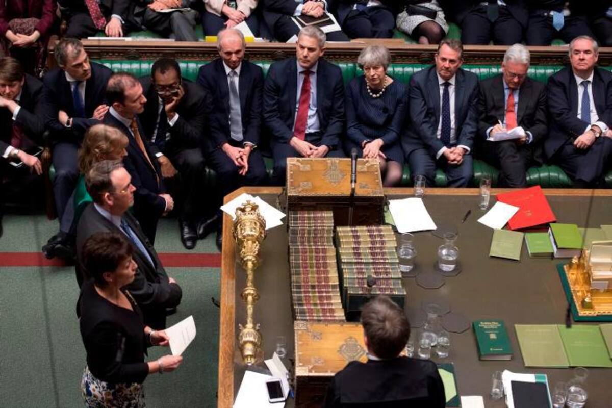 Legisladores británicos votan a favor de postergar el Brexit