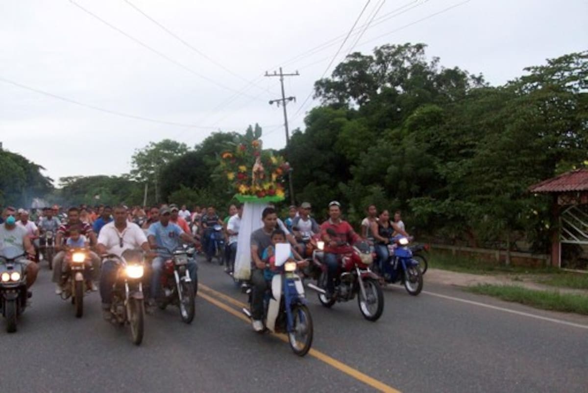 En Pueblo Nuevo, conductores de motos y carros participaron del desfile de su patrona, la Virgen del Carmen. CORTESÍA: KENNEL ECHEVERRI