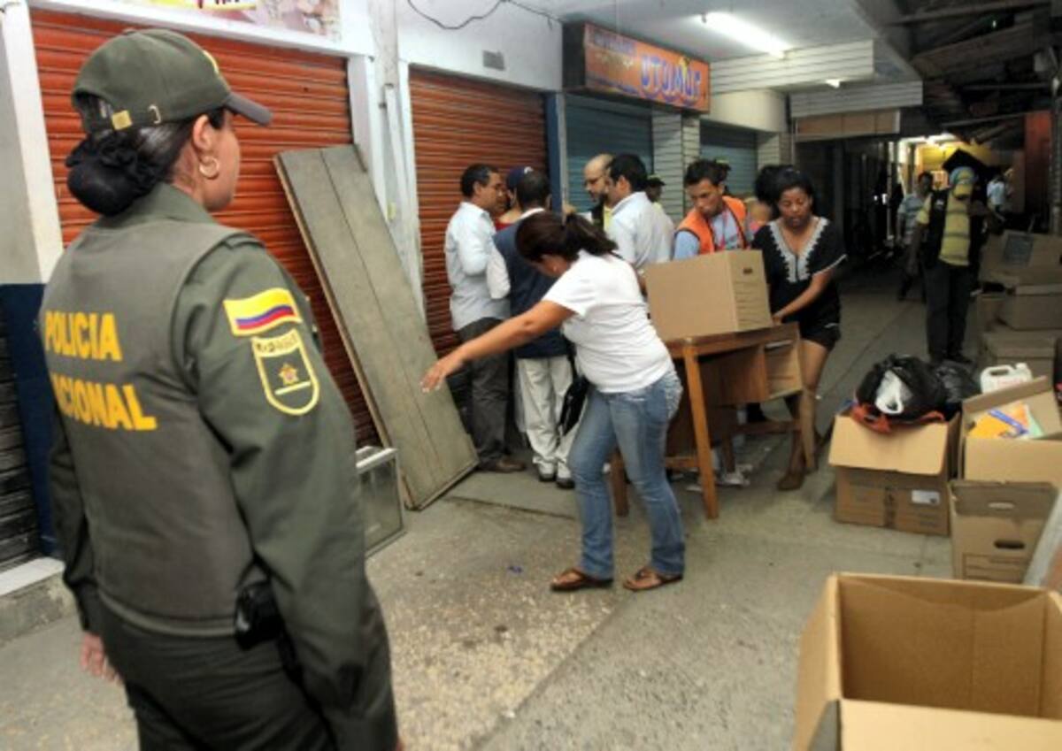 Esta imagen tomada la noche del lunes por El Universal muestra el momento en que algunos dueños de negocios informales sacan las mercancías de sus locales, los cuales fueron desmontados por brigadistas del Distrito. AROLDO MESTRE - EL UNIVERSAL