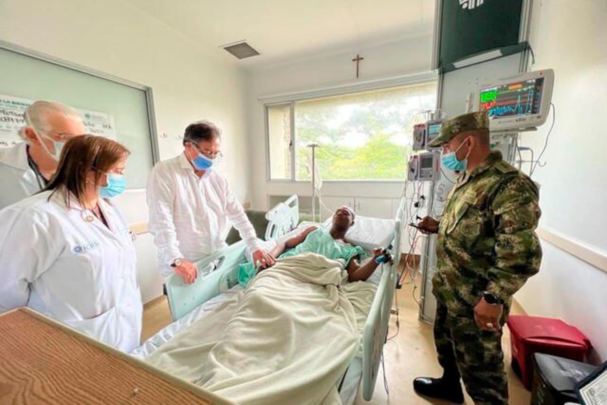 Presidente Petro visitó a soldados heridos en emboscada en Cauca