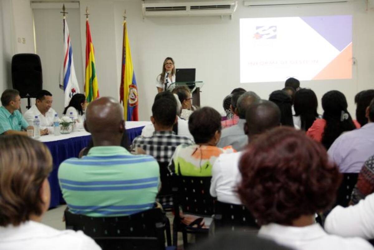 Verena Polo explicó a representantes de las EPS, líderes de usuarios de los barrios de la ciudad y personal administrativos detalles financieros y de la atención a los usuarios. Lorena Henríquez.