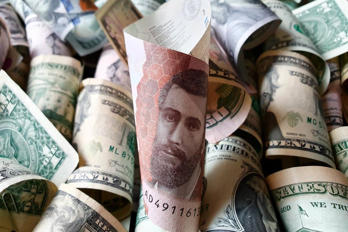 Analistas predicen que el dólar cerrará el año en $4.000 a $4.500