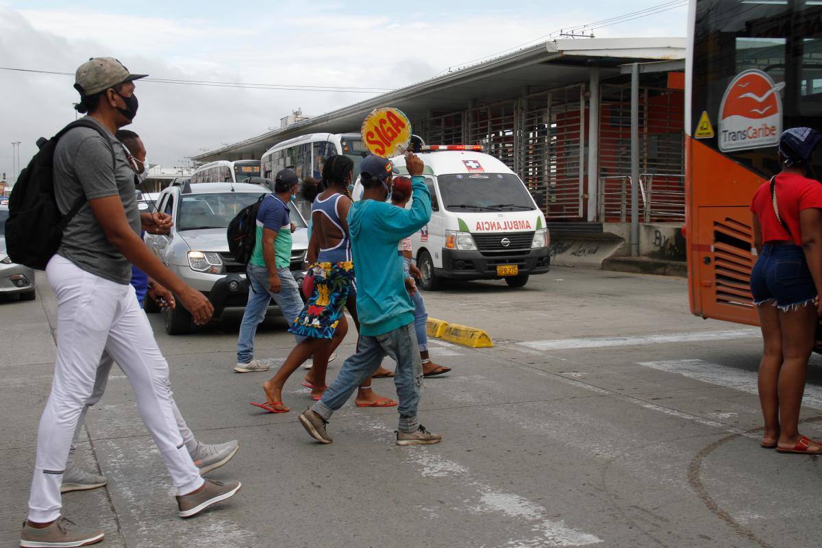 Agentes de tránsito sin uniforme ni carnet, regulan el paso peatonal en una cebra extinta en el mercado de Bazurto. En el lugar se presentan accidentes a diario. // Zenia Valdelamar - El Universal