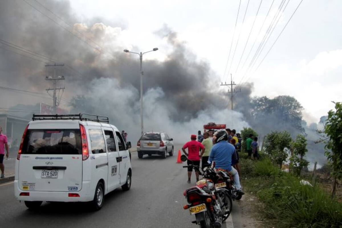 El paso por la Troncal de Occidente debió ser interrumpido debido al incendio forestal. MANUEL SANTIAGIO PÉREZ.