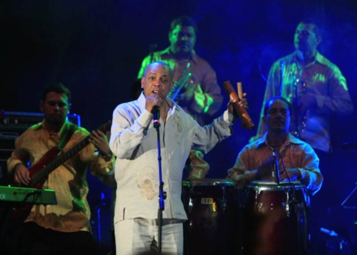 El Joe Arroyo con personalidad singular en las tarimas, muy auténtico, cantando siempre sin zapatos y con muchas argollas y cadenas de oro colgadas del cuello, llamaba la atención del público que le pedía más y más. En la gráfica acompañado con su orquesta.