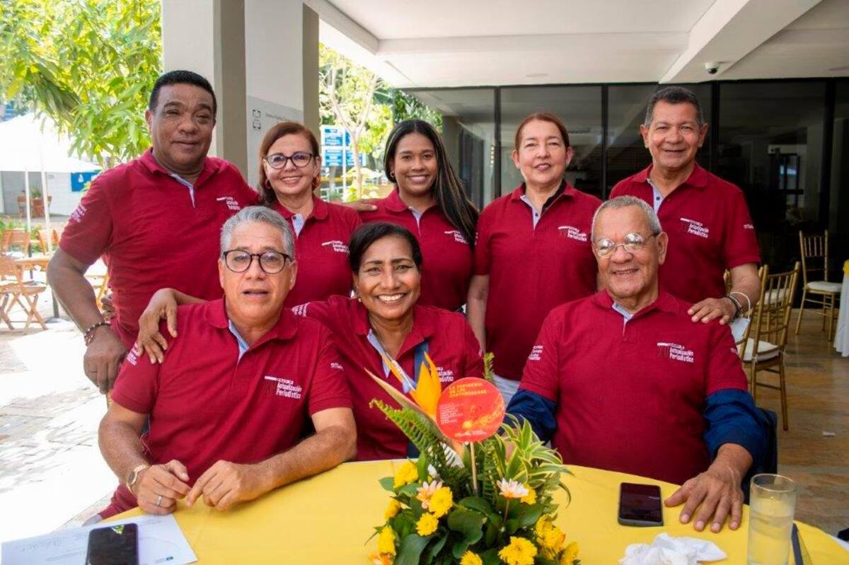 De pie: Léster González, Carmen Sánchez, Sandra Méndez, Mary Rivas y Luis Alfredo Vital. Sentados: Carlos Cataño, Mercedes Romero y Carlos Mouthon.