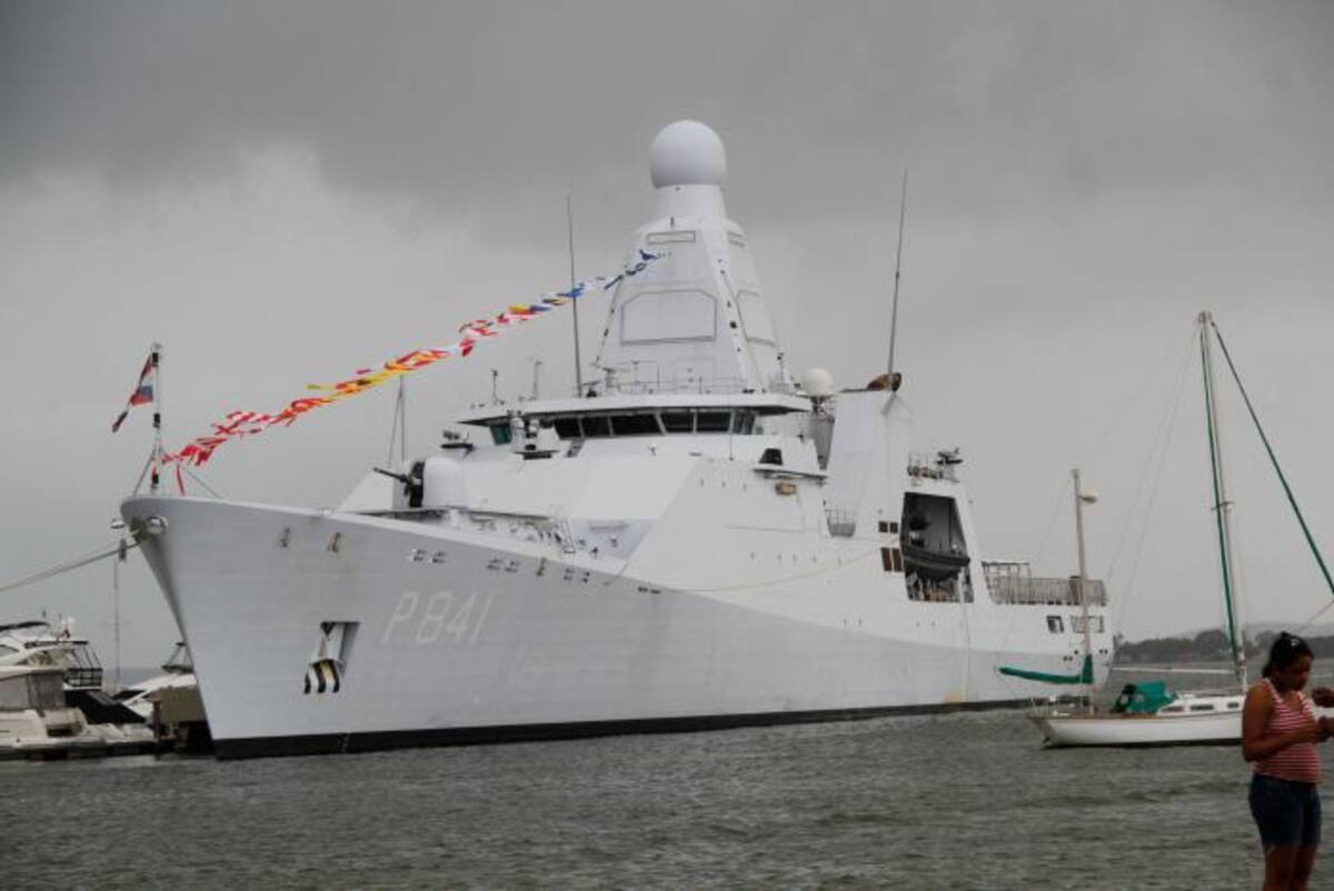 Buque de armada holandés Zeeland en el muelle de Edurbe en la bahía de Manga. Oscar Díaz