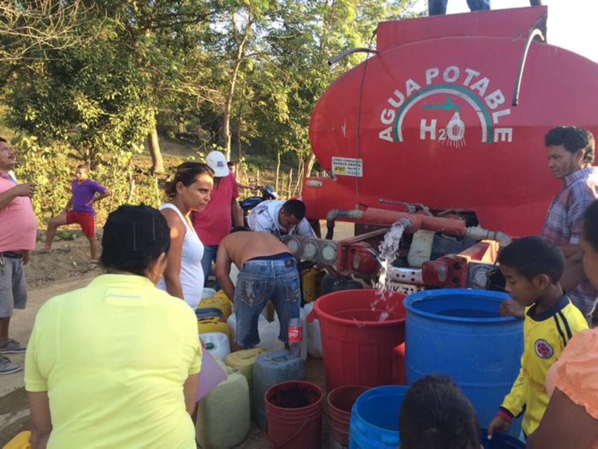 Con carrotanque están surtiendo de agua a los habitantes de El Guamo. Foto: Cortesía