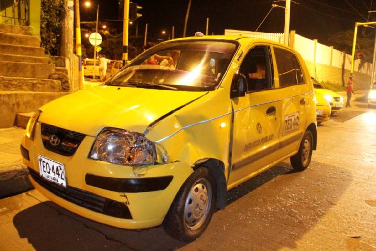 EL conductor de la moto resultó herido y tuvo que ser trasladado por una ambulancia para ser atendido en un centro médico. NAYIB GAVIRIA- EL UNIVERSAL
